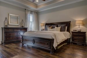 Sypialnia w drewnie – czy to dobry pomysł?